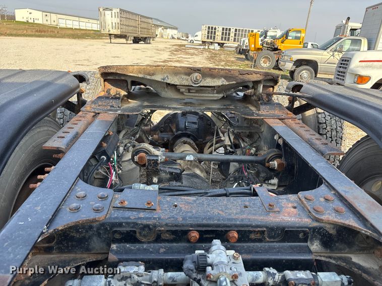 image for item FH7032 2016 Mack CXU613 semi truck