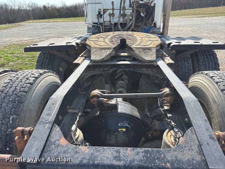 image for item FH7032 2016 Mack CXU613 semi truck