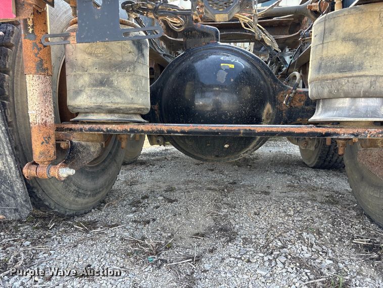 image for item FH7032 2016 Mack CXU613 semi truck