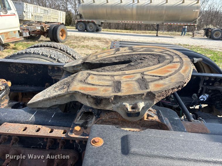 image for item FH7032 2016 Mack CXU613 semi truck