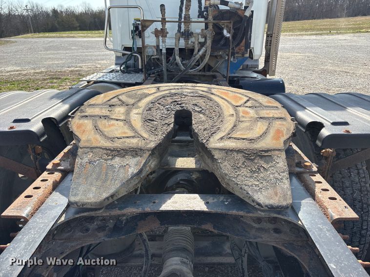 image for item FH7032 2016 Mack CXU613 semi truck