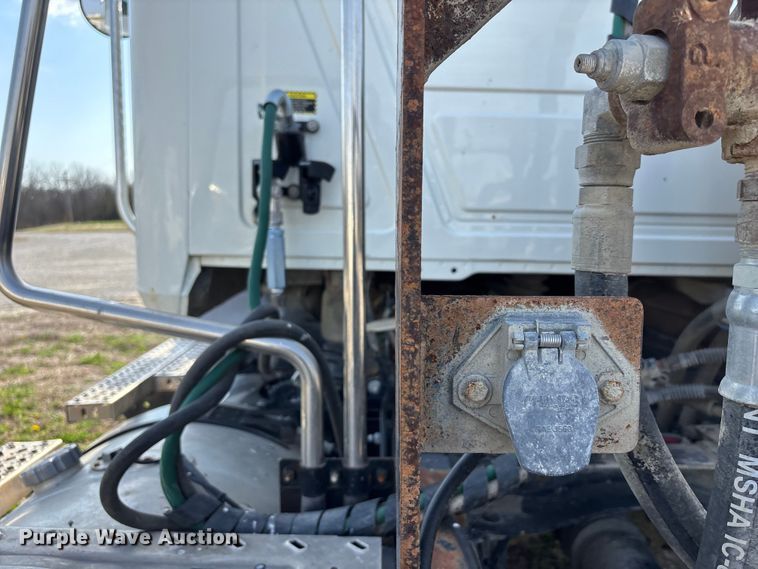 image for item FH7032 2016 Mack CXU613 semi truck