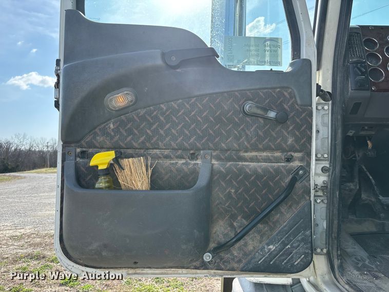 image for item FH7032 2016 Mack CXU613 semi truck