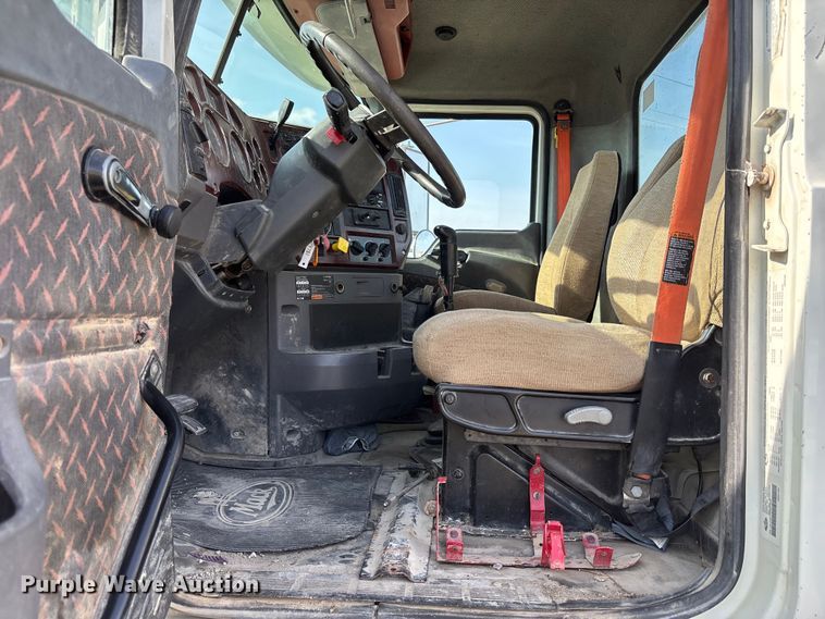 image for item FH7032 2016 Mack CXU613 semi truck