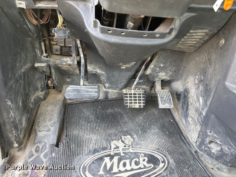 image for item FH7032 2016 Mack CXU613 semi truck