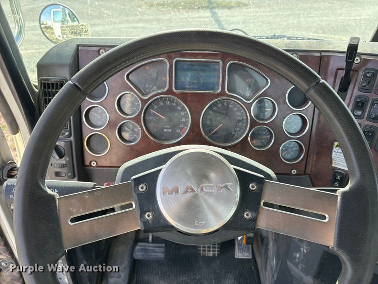 image for item FH7032 2016 Mack CXU613 semi truck