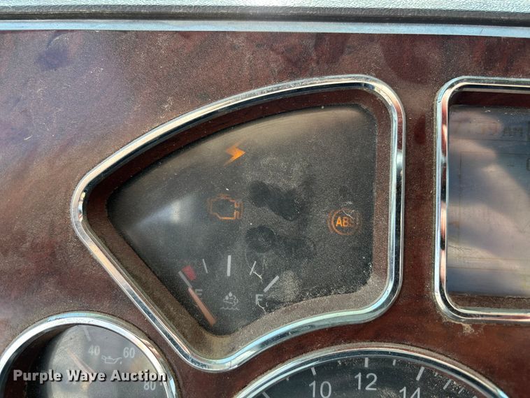 image for item FH7032 2016 Mack CXU613 semi truck