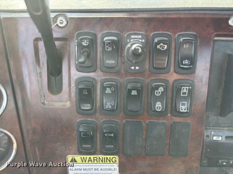 image for item FH7032 2016 Mack CXU613 semi truck