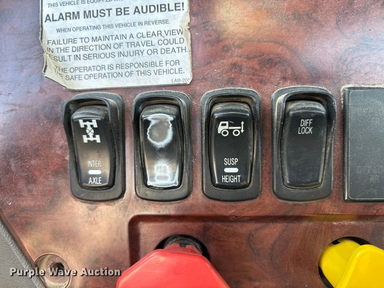 image for item FH7032 2016 Mack CXU613 semi truck