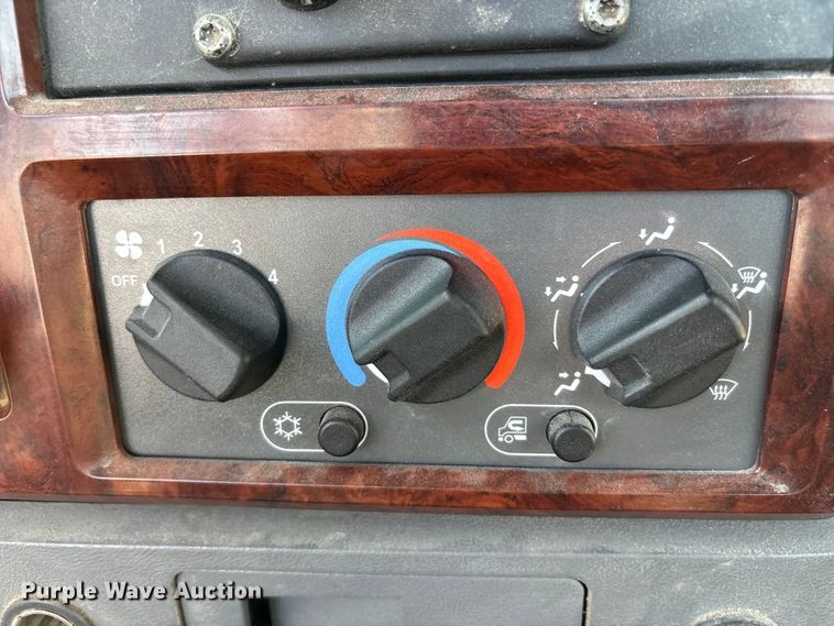 image for item FH7032 2016 Mack CXU613 semi truck