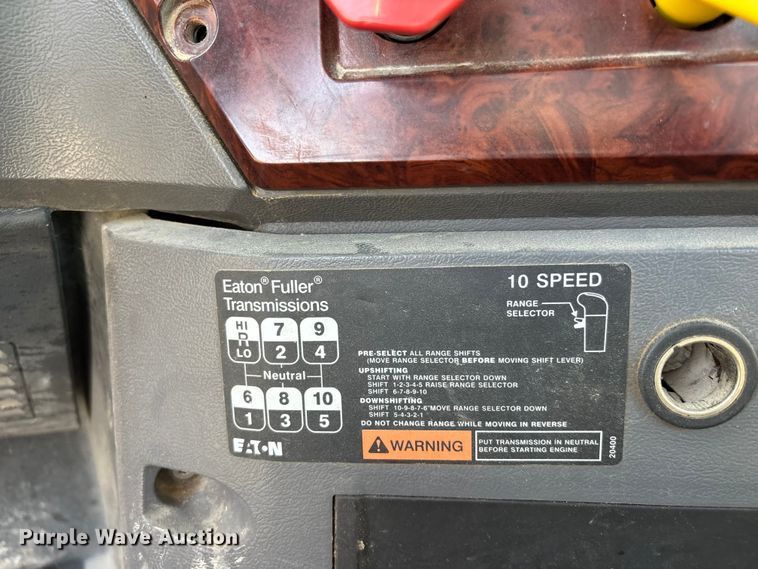 image for item FH7032 2016 Mack CXU613 semi truck