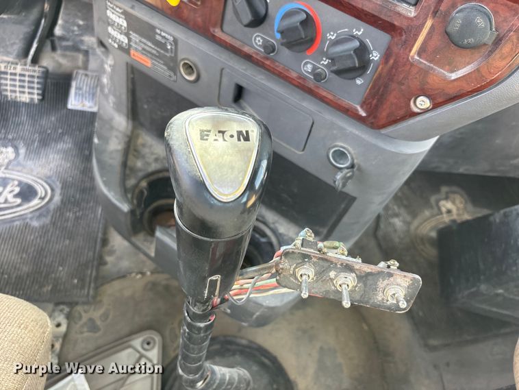 image for item FH7032 2016 Mack CXU613 semi truck