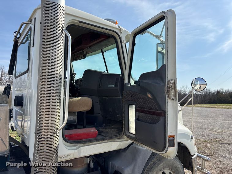 image for item FH7032 2016 Mack CXU613 semi truck
