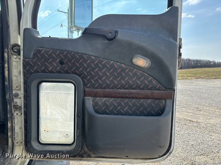 image for item FH7032 2016 Mack CXU613 semi truck