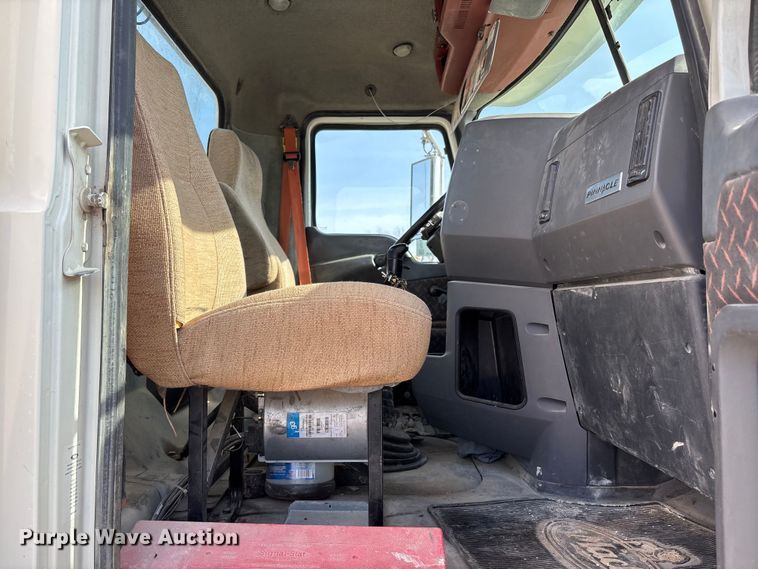 image for item FH7032 2016 Mack CXU613 semi truck