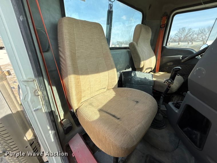 image for item FH7032 2016 Mack CXU613 semi truck