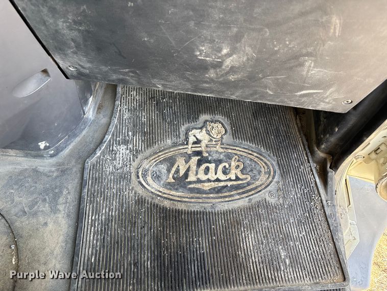 image for item FH7032 2016 Mack CXU613 semi truck