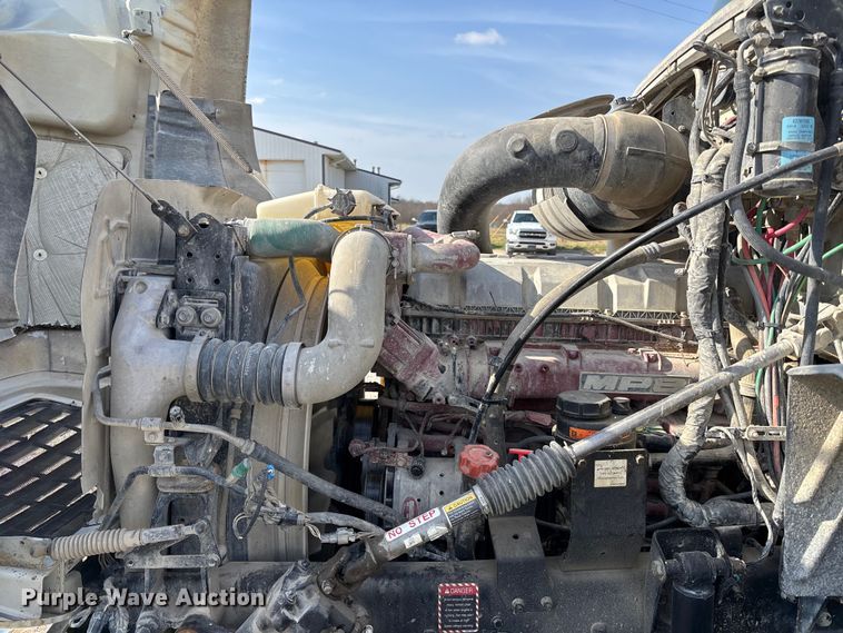 image for item FH7032 2016 Mack CXU613 semi truck