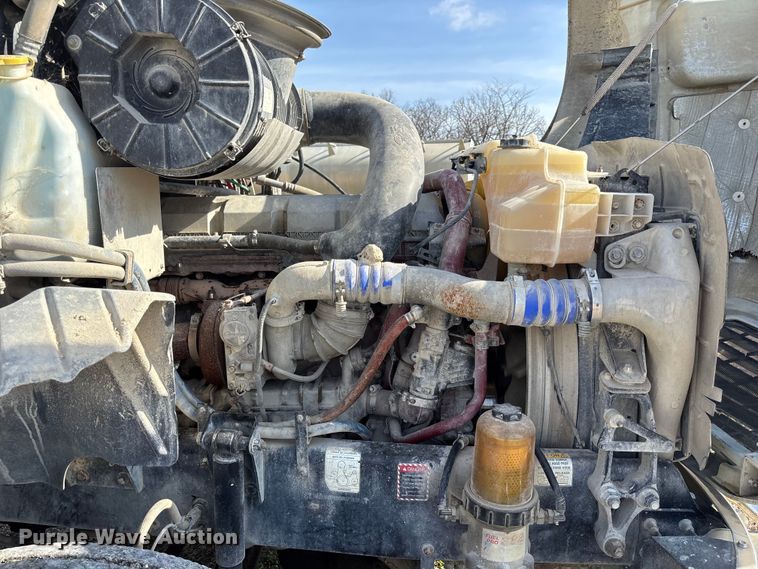 image for item FH7032 2016 Mack CXU613 semi truck