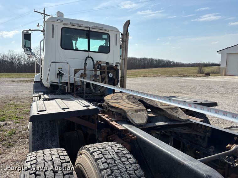 image for item FH7032 2016 Mack CXU613 semi truck