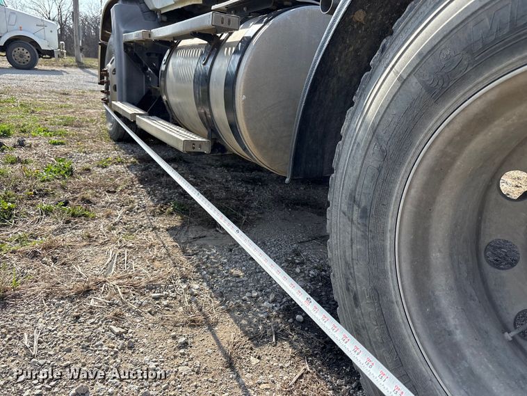 image for item FH7032 2016 Mack CXU613 semi truck