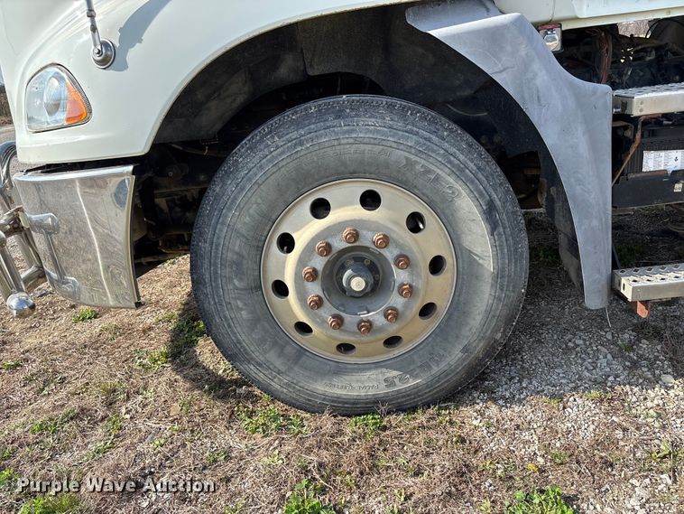 image for item FH7032 2016 Mack CXU613 semi truck