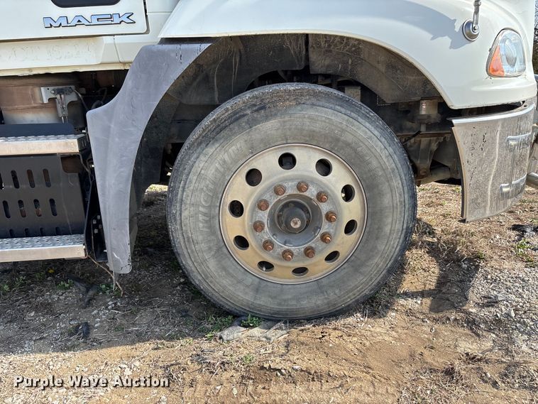 image for item FH7032 2016 Mack CXU613 semi truck