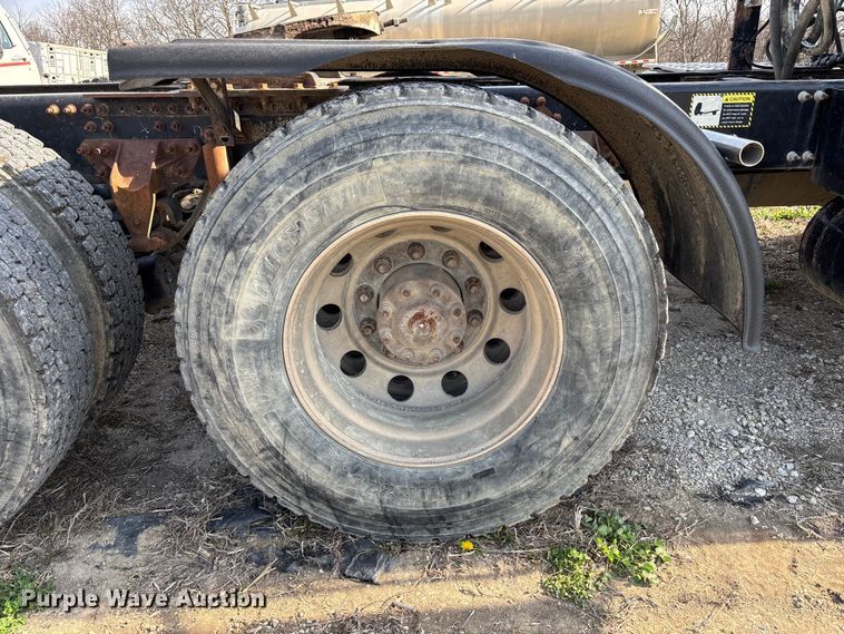 image for item FH7032 2016 Mack CXU613 semi truck