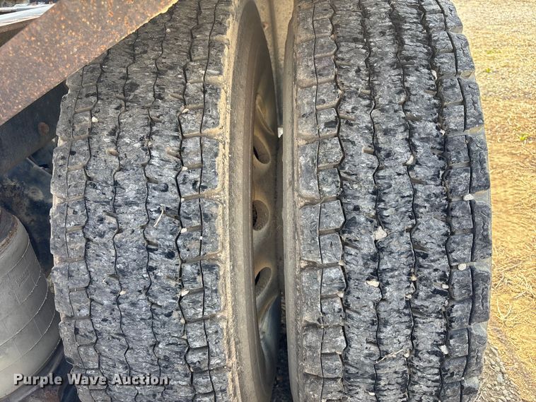 image for item FH7032 2016 Mack CXU613 semi truck