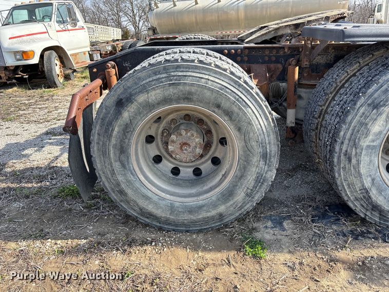 image for item FH7032 2016 Mack CXU613 semi truck