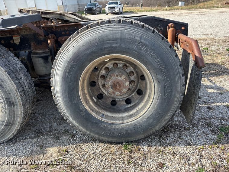 image for item FH7032 2016 Mack CXU613 semi truck