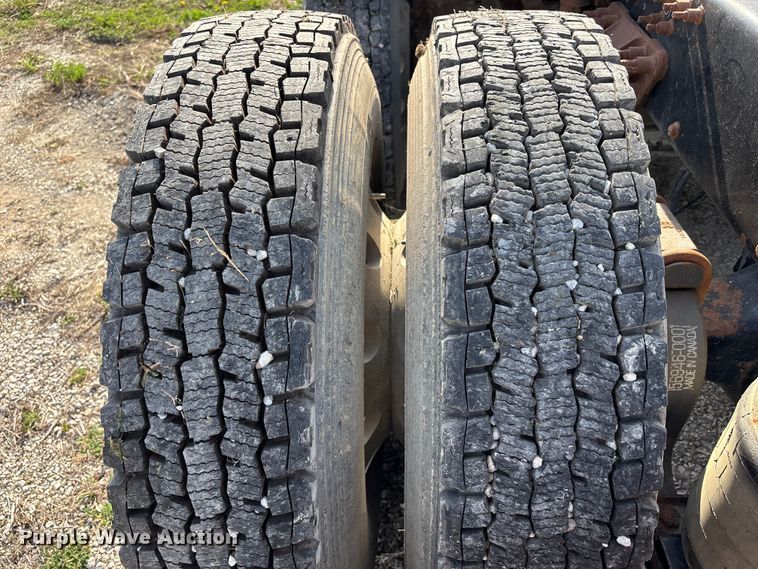 image for item FH7032 2016 Mack CXU613 semi truck