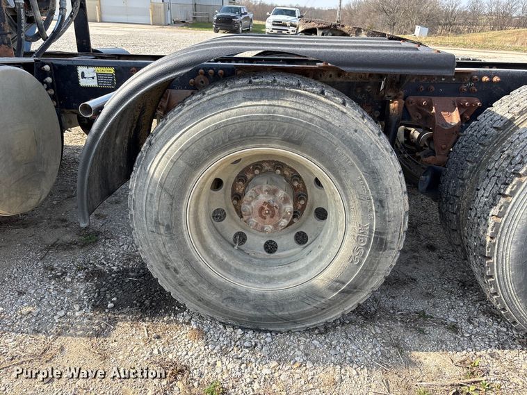 image for item FH7032 2016 Mack CXU613 semi truck