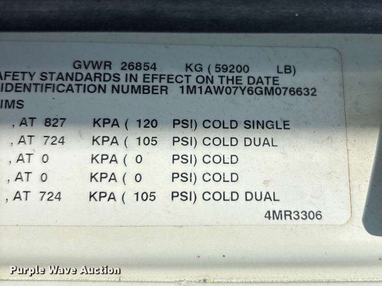 image for item FH7032 2016 Mack CXU613 semi truck