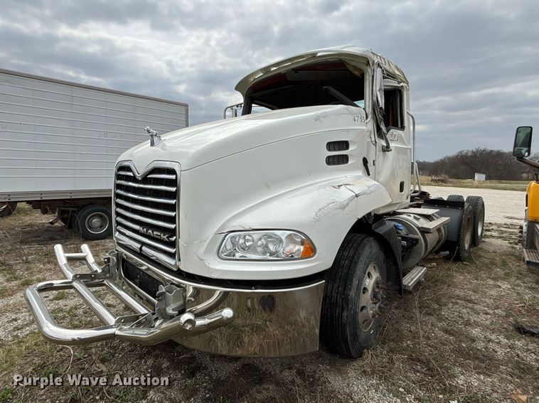 image for item FH7033 2016 Mack CXU613 semi truck