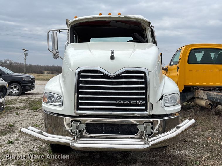 image for item FH7033 2016 Mack CXU613 semi truck
