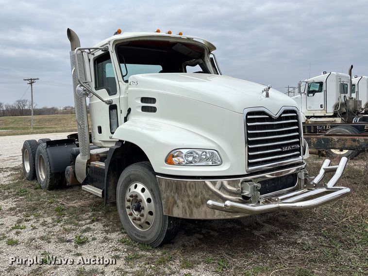 image for item FH7033 2016 Mack CXU613 semi truck