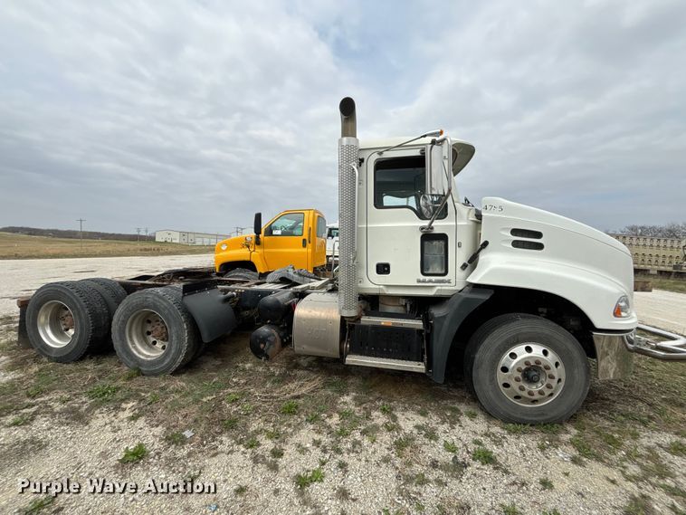 image for item FH7033 2016 Mack CXU613 semi truck