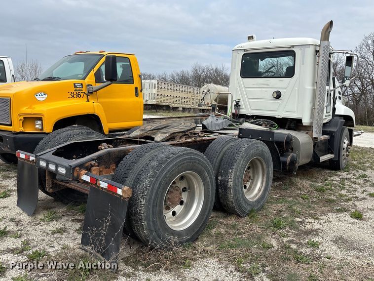image for item FH7033 2016 Mack CXU613 semi truck