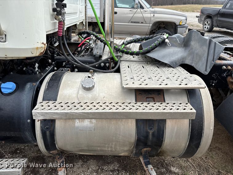 image for item FH7033 2016 Mack CXU613 semi truck