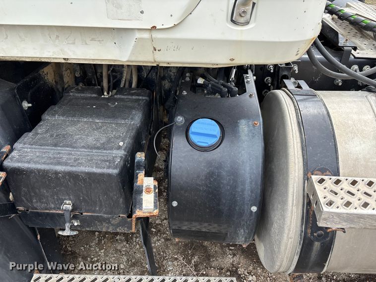 image for item FH7033 2016 Mack CXU613 semi truck