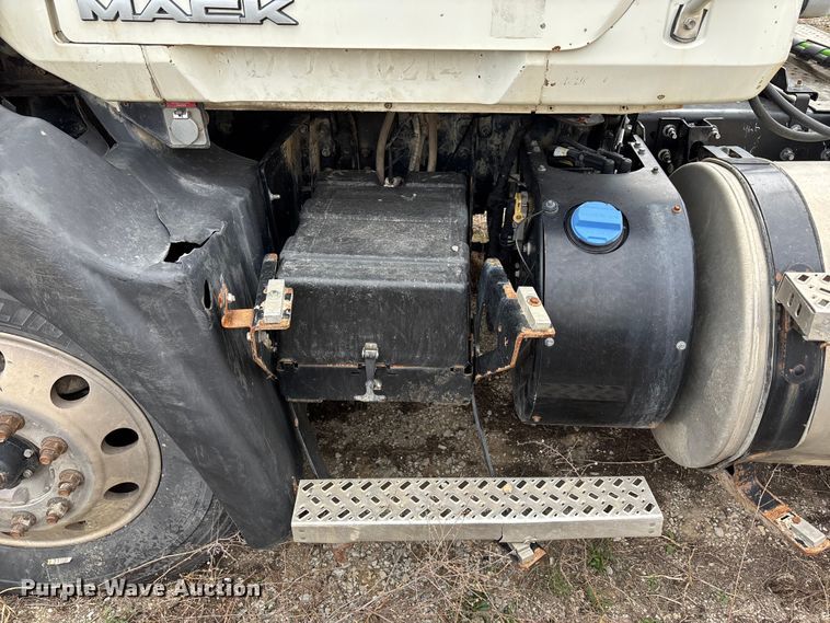 image for item FH7033 2016 Mack CXU613 semi truck