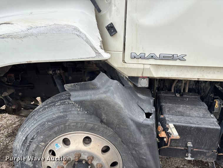 image for item FH7033 2016 Mack CXU613 semi truck