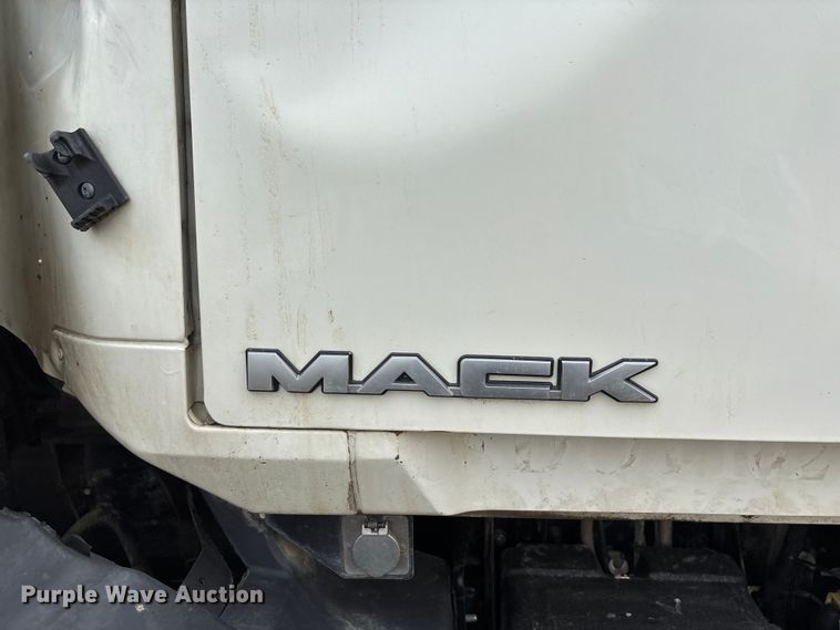 image for item FH7033 2016 Mack CXU613 semi truck
