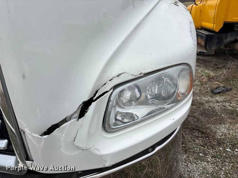 image for item FH7033 2016 Mack CXU613 semi truck