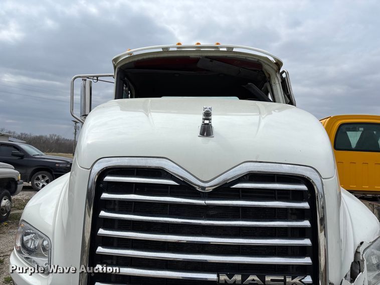 image for item FH7033 2016 Mack CXU613 semi truck
