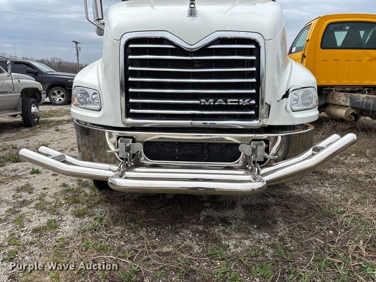 image for item FH7033 2016 Mack CXU613 semi truck