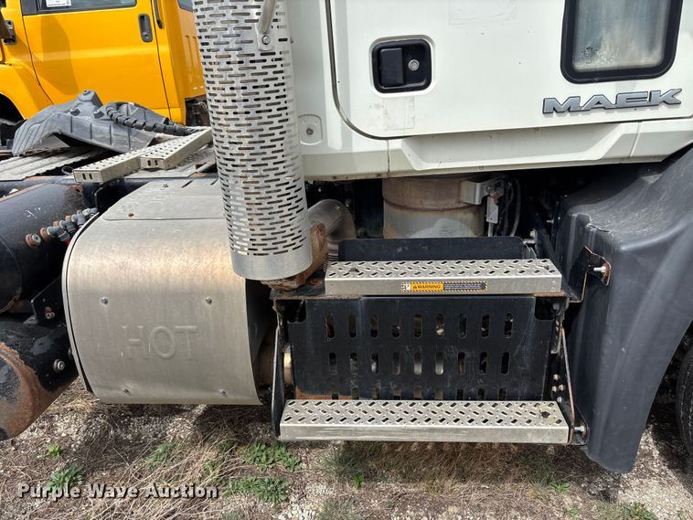 image for item FH7033 2016 Mack CXU613 semi truck