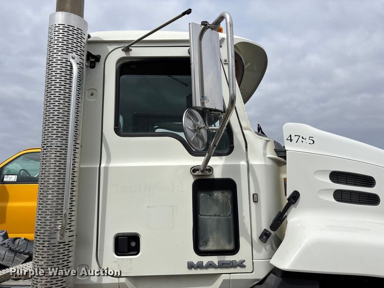 image for item FH7033 2016 Mack CXU613 semi truck