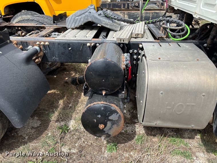 image for item FH7033 2016 Mack CXU613 semi truck